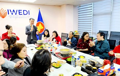 IWEDI Viện Nghiên Cứu Phát Triển Nữ Doanh Nhân Quốc Tế trong tiệc chiêu đãi từ nhà sản xuất theo mô hình trang trại khép kín.